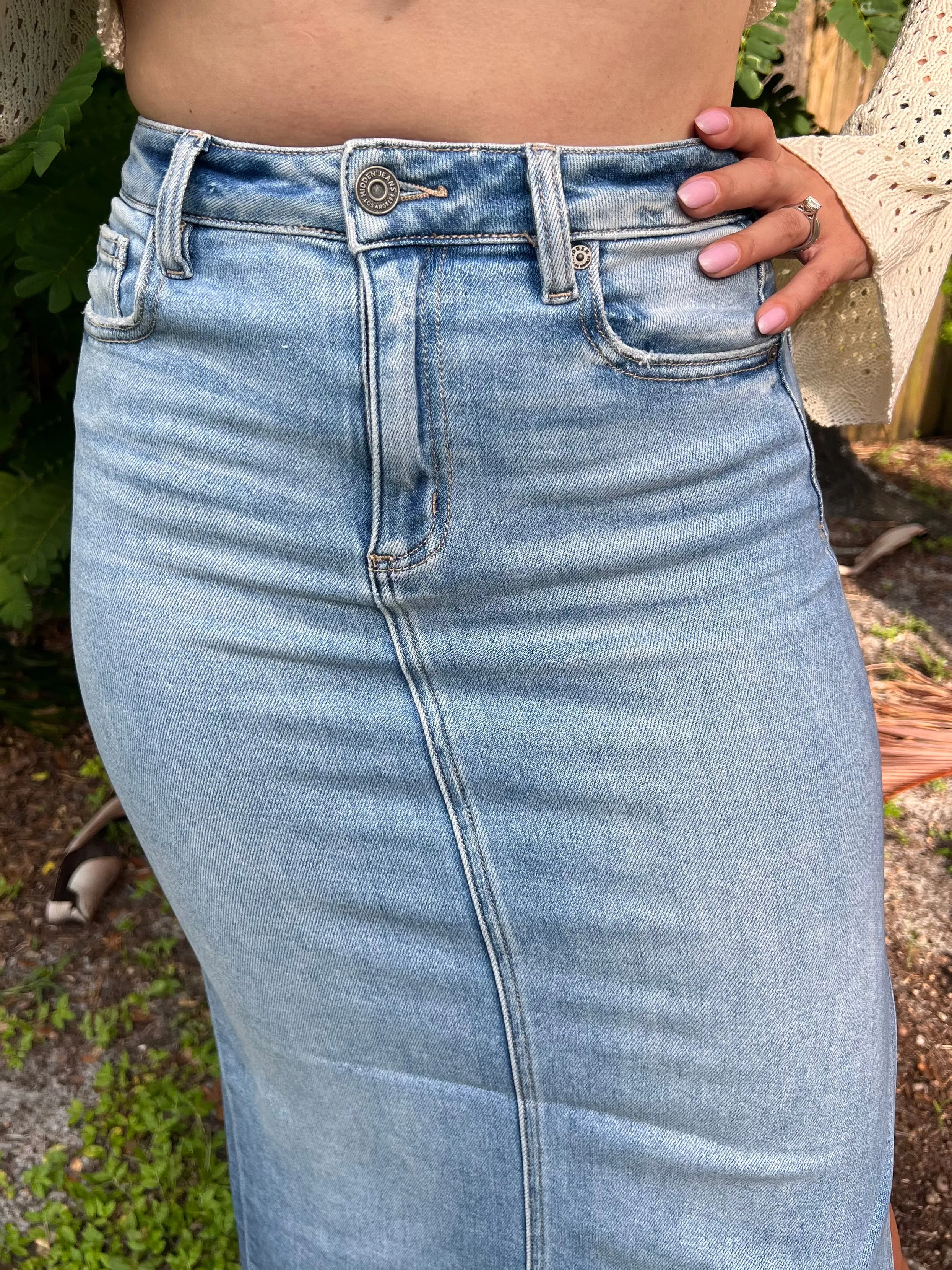 PEYTON MIDI SKIRT IN DENIM